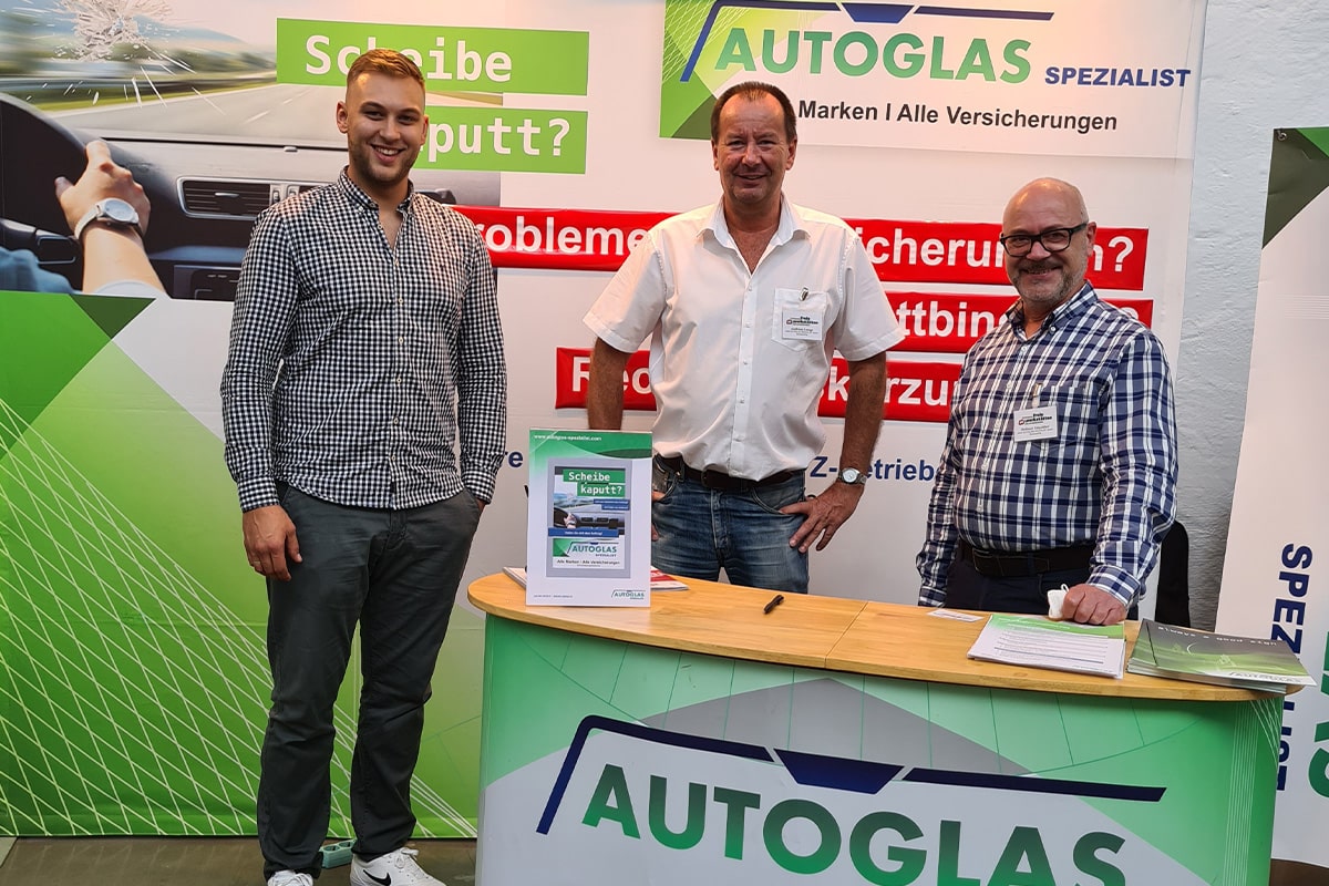 Mitarbeiter der AGS fotografiert an ihrem Messestand