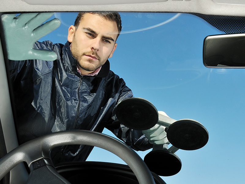 Mitarbeiter beim Austausch der Fahrzeugscheibe