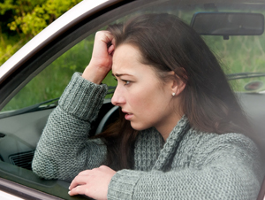 Eine Frau im Auto mit Schäden