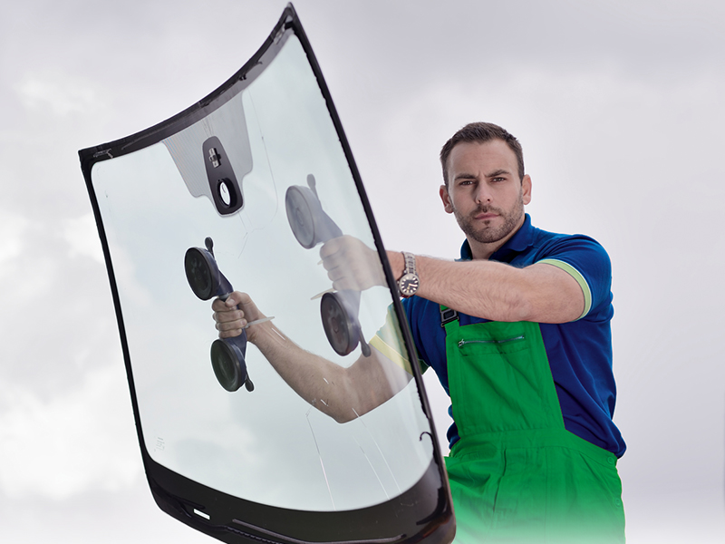 Mitarbeiter mit Autoscheibe bei AUTOGLAS SPEZIALIST